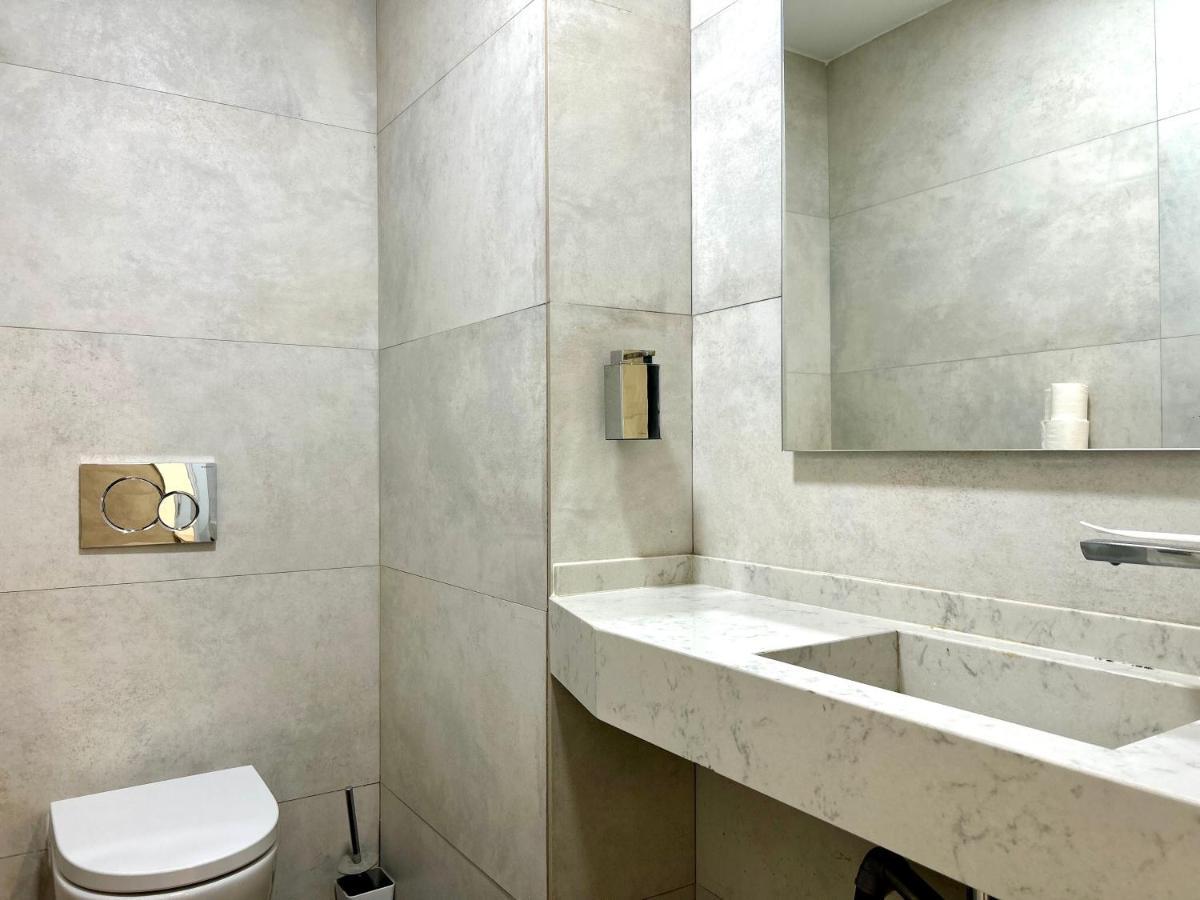 Hostel Ramon Lujan 91 Madrid Ngoại thất bức ảnh